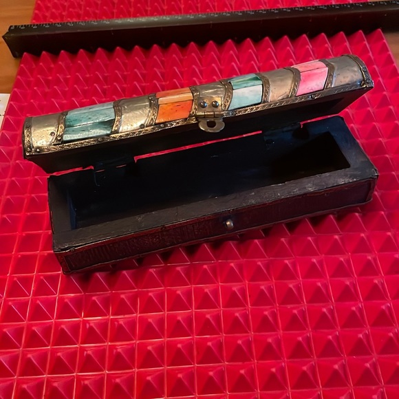 MULTI COLOURED STONE AND WOOD BOX - Picture 10 of 11